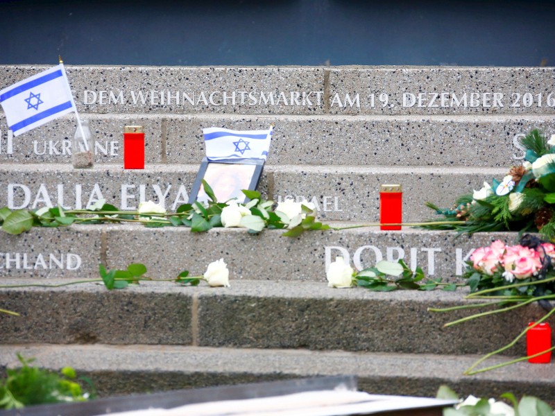 Kerzen und Blumen auf den Treppen vor der Gedächtniskirche: Die Namen der Opfer und deren Nationalität sind in die Stufen geschrieben. So soll die Erinnerung an die zwölf Toten wachgehalten werden. 