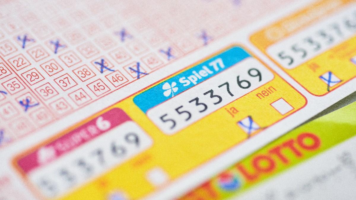 Der 13. WestLotto-Millionär des Jahres steht fest: Ein Spielteilnehmer aus dem Münsterland hat bei der Zusatzlotterie Spiel 77 rund 1,3 Millionen Euro abgeräumt. Seinen Tipp hat der Neu-Millionär im Kreis Borken abgegeben.