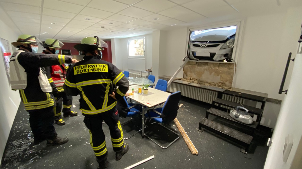 Zwei Meter rutschte das Auto die Böschung der Sparkassenfiliale in Dortmund herunter und sorgte für einen mächtigen Schrecken! 