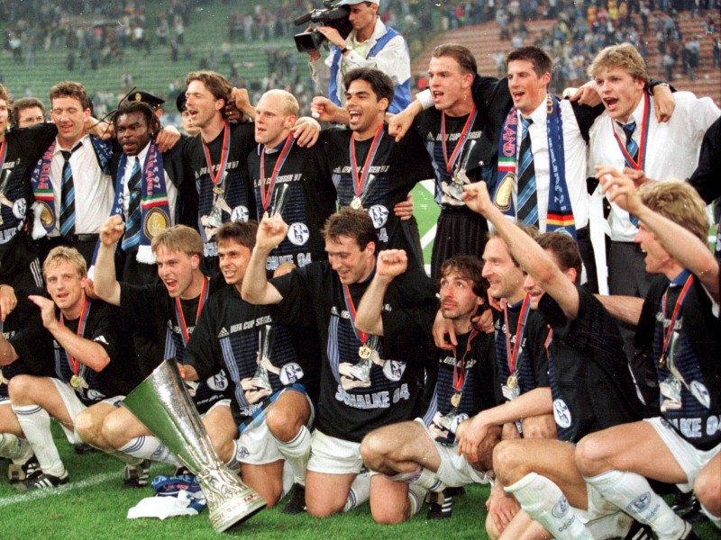 Dieses Foto durfte lange Jahre in keinem Fan-Zimmer fehlen: Die Eurofighter in Jubelpose mit dem Pokal.