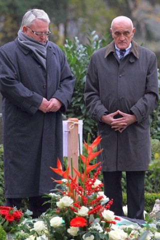 Fritz Willig (l.), Vorstandsmitglied der Robert-Enke-Stiftung, und Martin Kind, Präsident von Hannover 96.