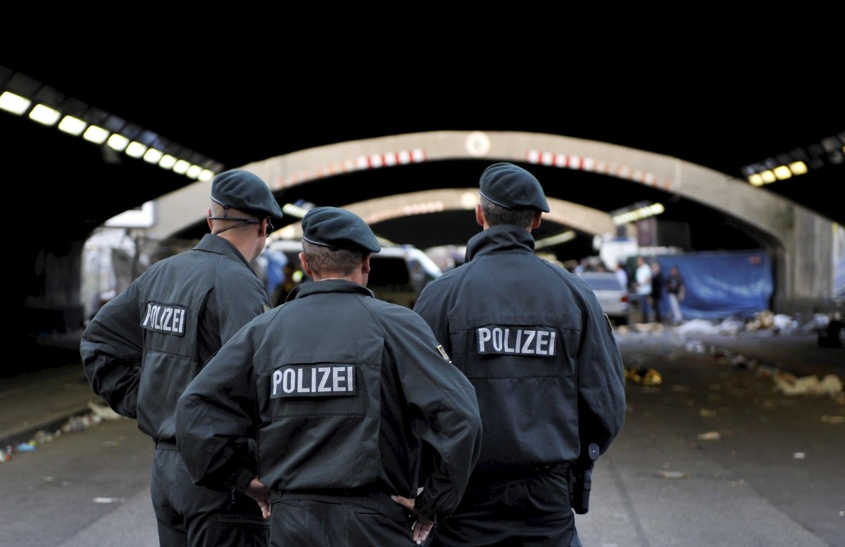 Polizisten stehen im Tunnel am Tag der Katastrophe., Der Platz der Katastrophe., Eine junge Frau trauert im Tunnel nach der Katastrophe.