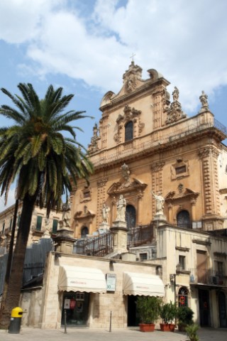 Imposant erhebt sich die Kirche San Pietro in Modica im wenig bekannten Südosten Siziliens.