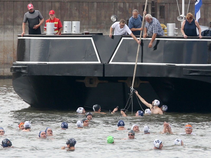 Schwimmer ziehen beim Ruhrorter Hafenfest das 360 Tonnen schwere Frachtschiff MS 108. Die Schwimmer sind an neuen Tauen mit dem Schiff verbunden und bringen das Schiff nur mit ihrer Schwimmkraft in Bewegung und wollen sich so einen Eintrag ins Guinessbuch der Rekorde sichern. 80 Schwimmer schafften es, ein großes Schiff zu ziehen. 