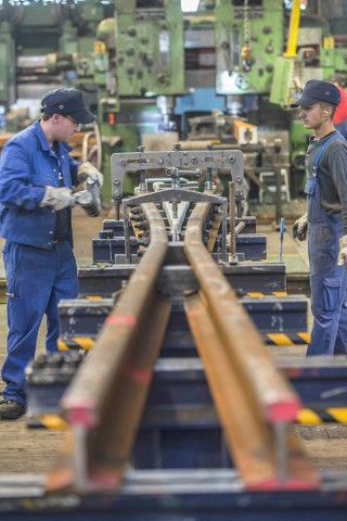 Ein Weichenherz bei der Montage: Das Wittener Werk liefert fast alle Komponenten einer Weiche. (Foto: Kai Kitschenberg