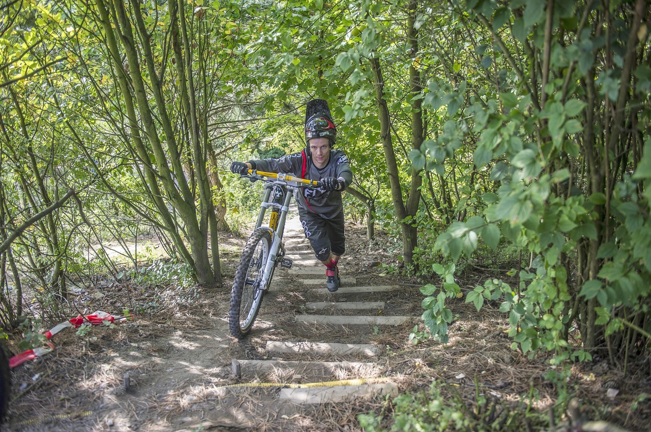 Steiler Aufstieg: Ein Hertener Freerider steigt wieder hinauf zum nächsten Sprung.