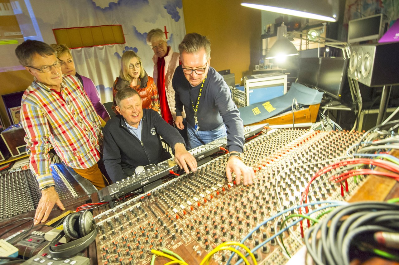  Im Bild: die Seniorengruppe im wieder aufgebauten und funktionstüchtigem ehemaligen Studio der Gruppe "Can". 