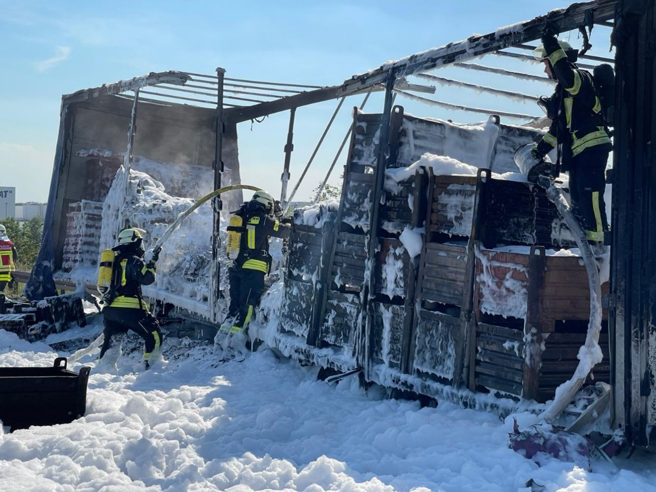 Die Einsatzkräfte der Feuerwehr sind auf der A2 bei Hamm bei 27 Grad hart am schuften. 