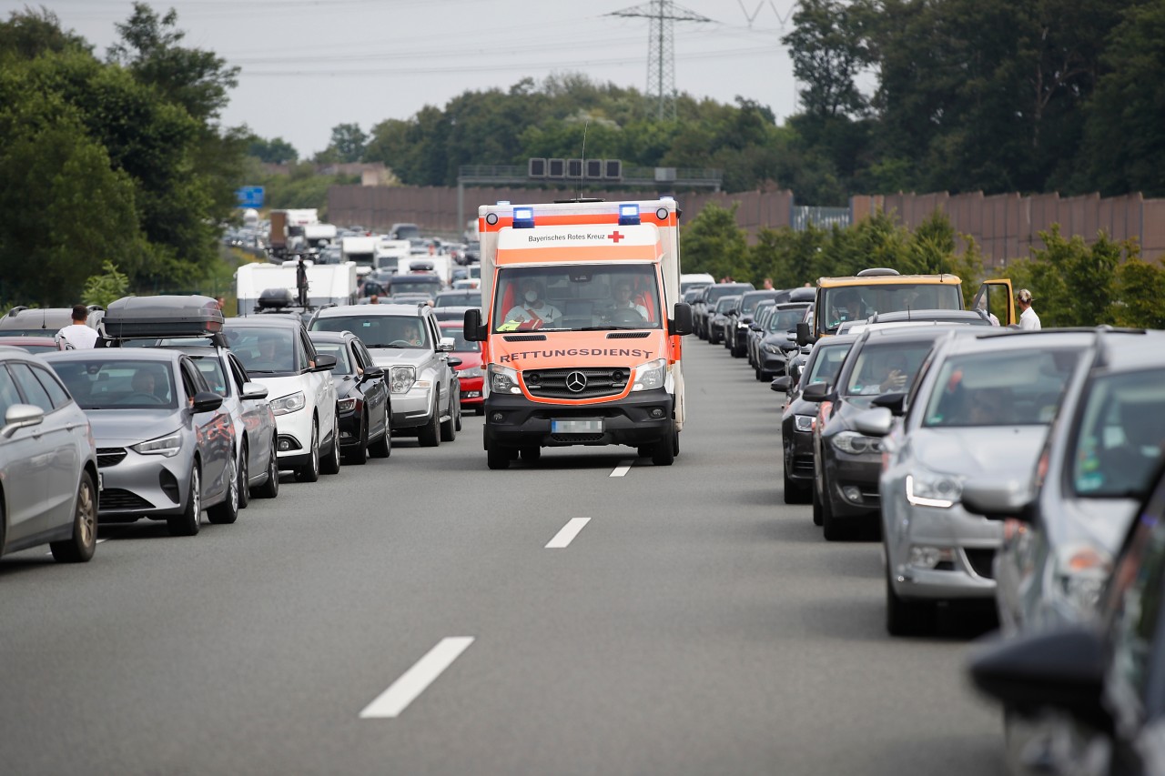 Auf der A43 in NRW ist eine Mutter mit ihrem Neugeborenen verunglückt. (Symbolbild)