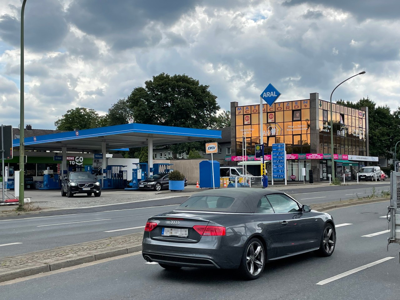 Trotz Tankrabatt bleibt der große Andrang in Essen überwiegend aus. 