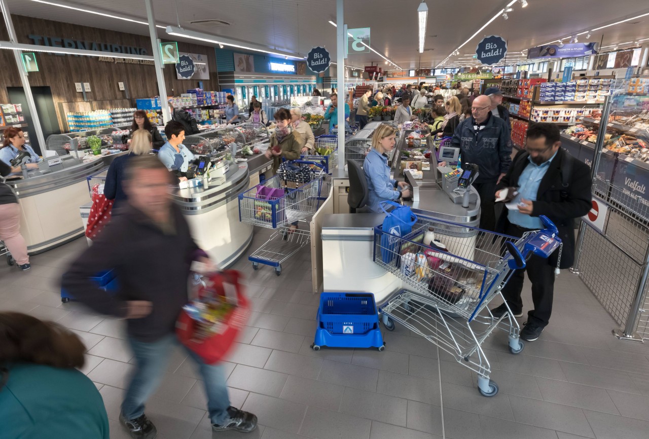 Lange Warteschlangen an der Kasse könnte es bei Aldi, Lidl und Co. bald nicht mehr geben. (Symbolbild)