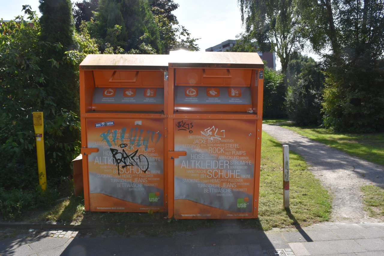 Vier reguläre USB-Container stehen am Rosenberg in Bochum.