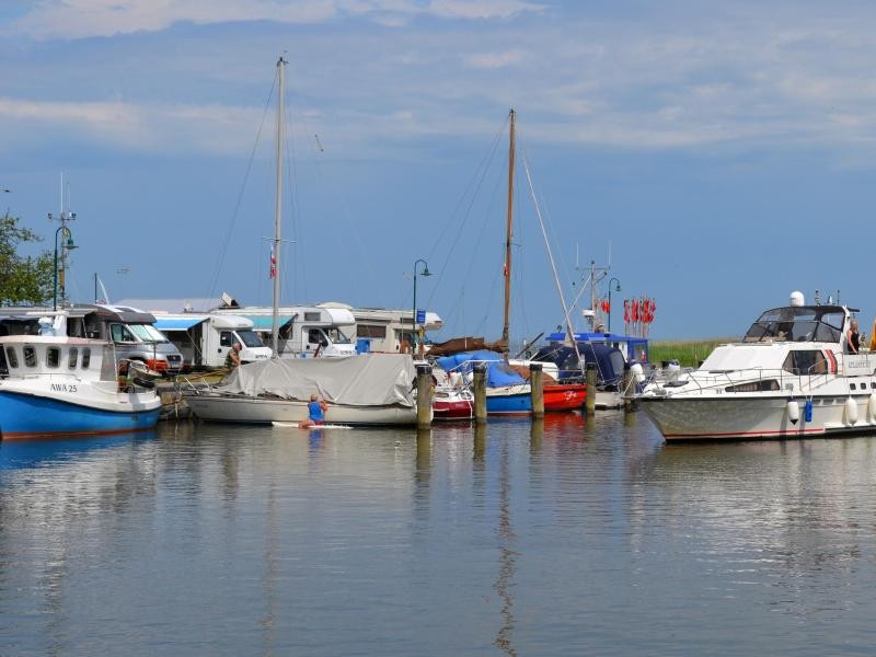 Massentourismus muss man rund ums Stettiner Haff nicht fürchten - im Hafen von Altwarp liegen nur ein paar kleinere Boote.