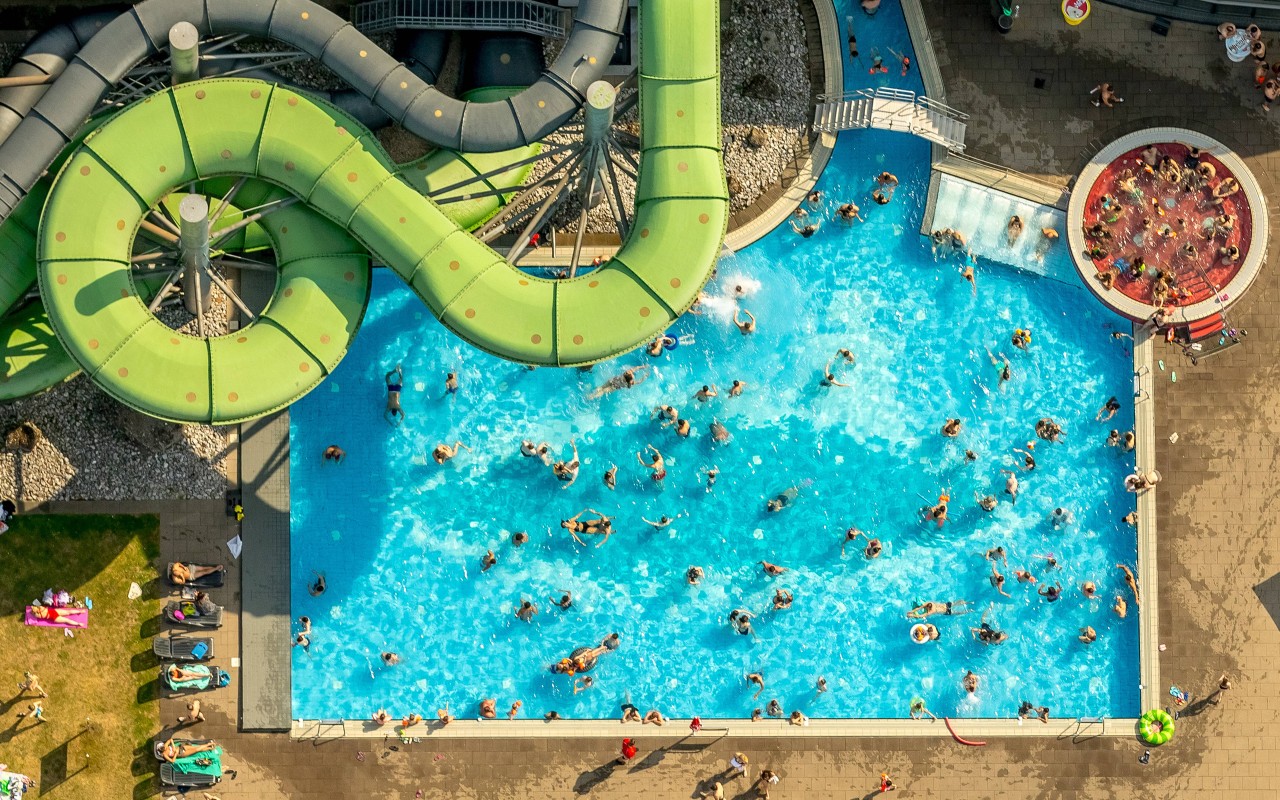 Ab ins kühle Nass! Das dachten sich viele Menschen in Oberhausen und überannten den Aquapark. (Archivbild)