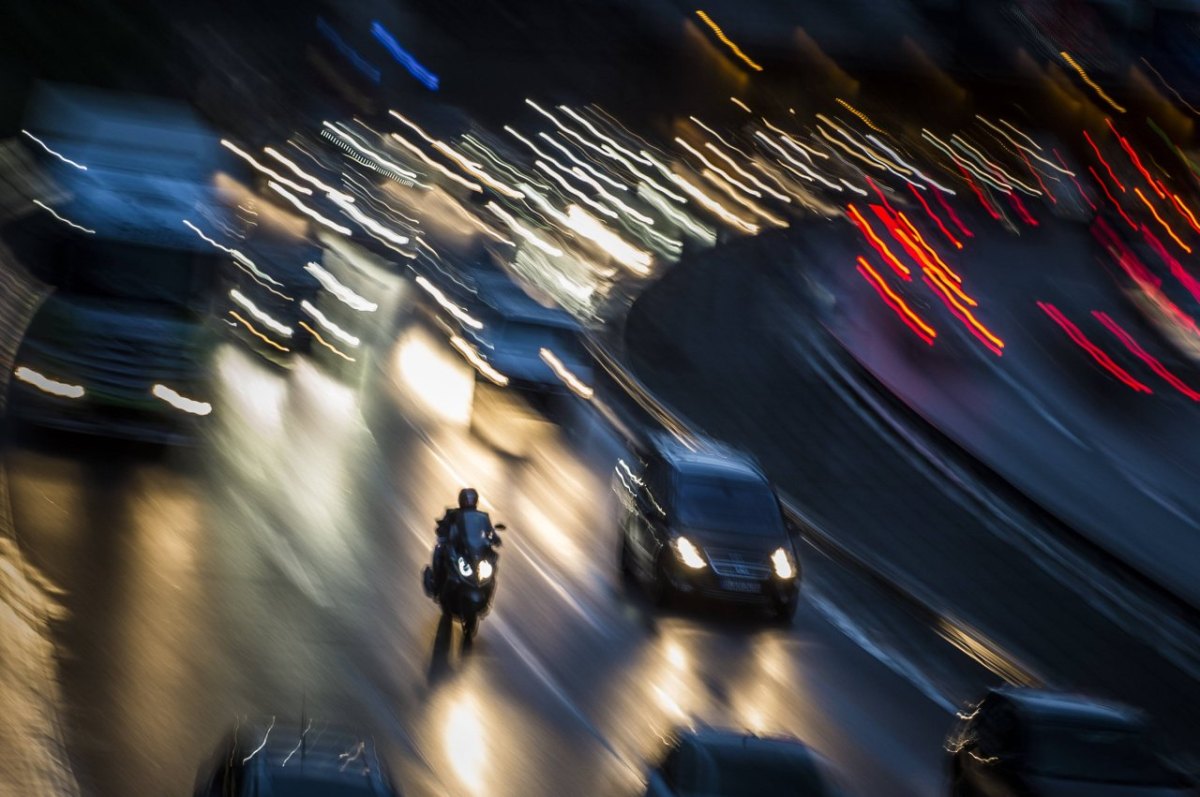 Auto-Motorrad-Autobahn-Nacht-dunkel-Rasen-Rennen.jpg