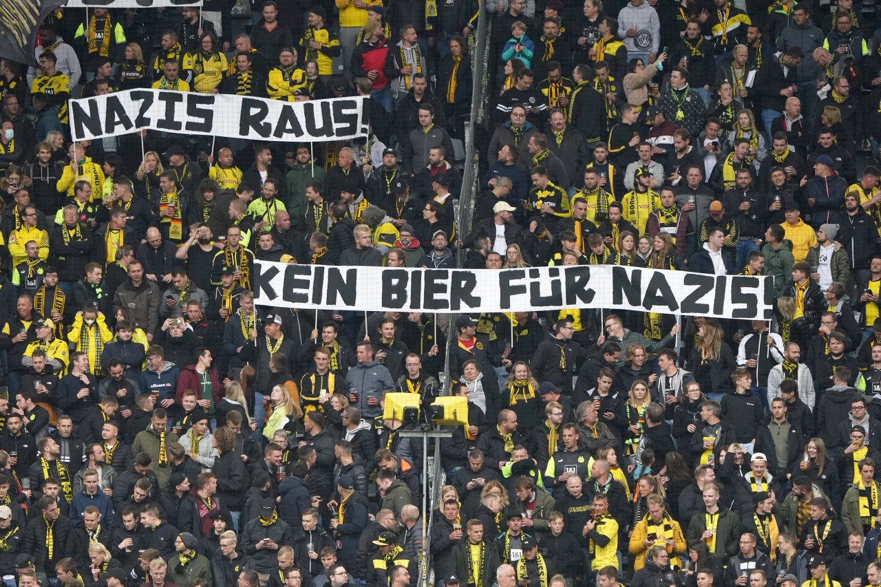 Die Fans die es rechtzeitig rein geschafften haben, setzten mit Plakaten ein Zeichen gegen Nazis. 