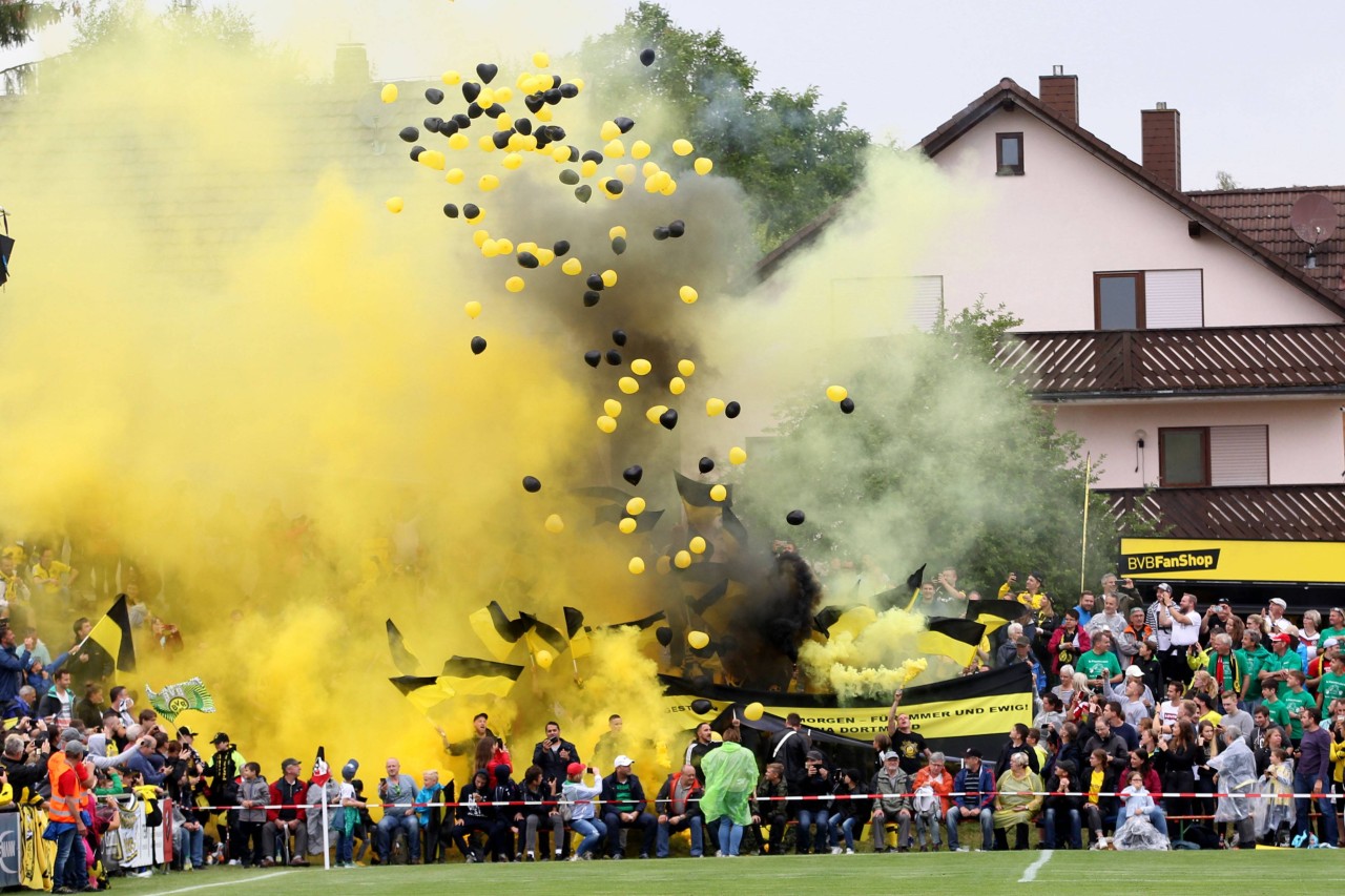 Zum Beginn der Partie präsentierten die BVB-Anhänger eine kleine Pyro-Show.