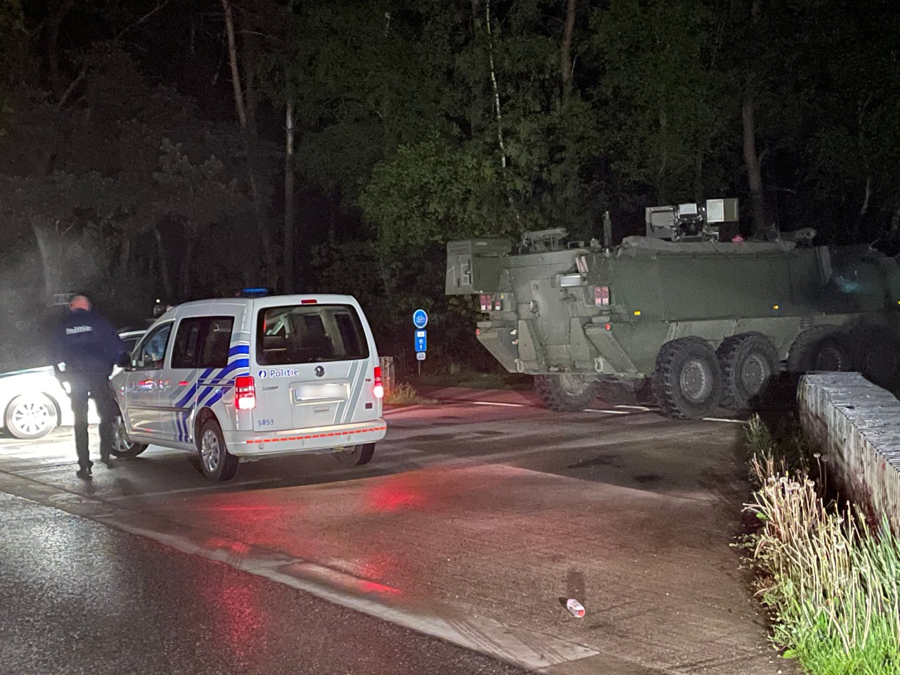 Die belgische Polizei hat das Auto des Flüchtigen in einem Nationalpark gefunden. 