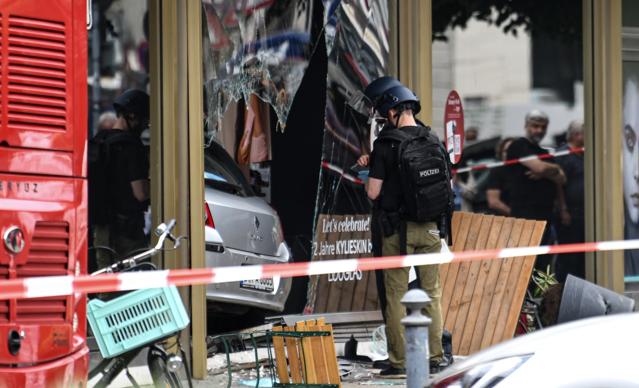 Berlin: Die Amokfahrt endete in diesem Schaufenster.