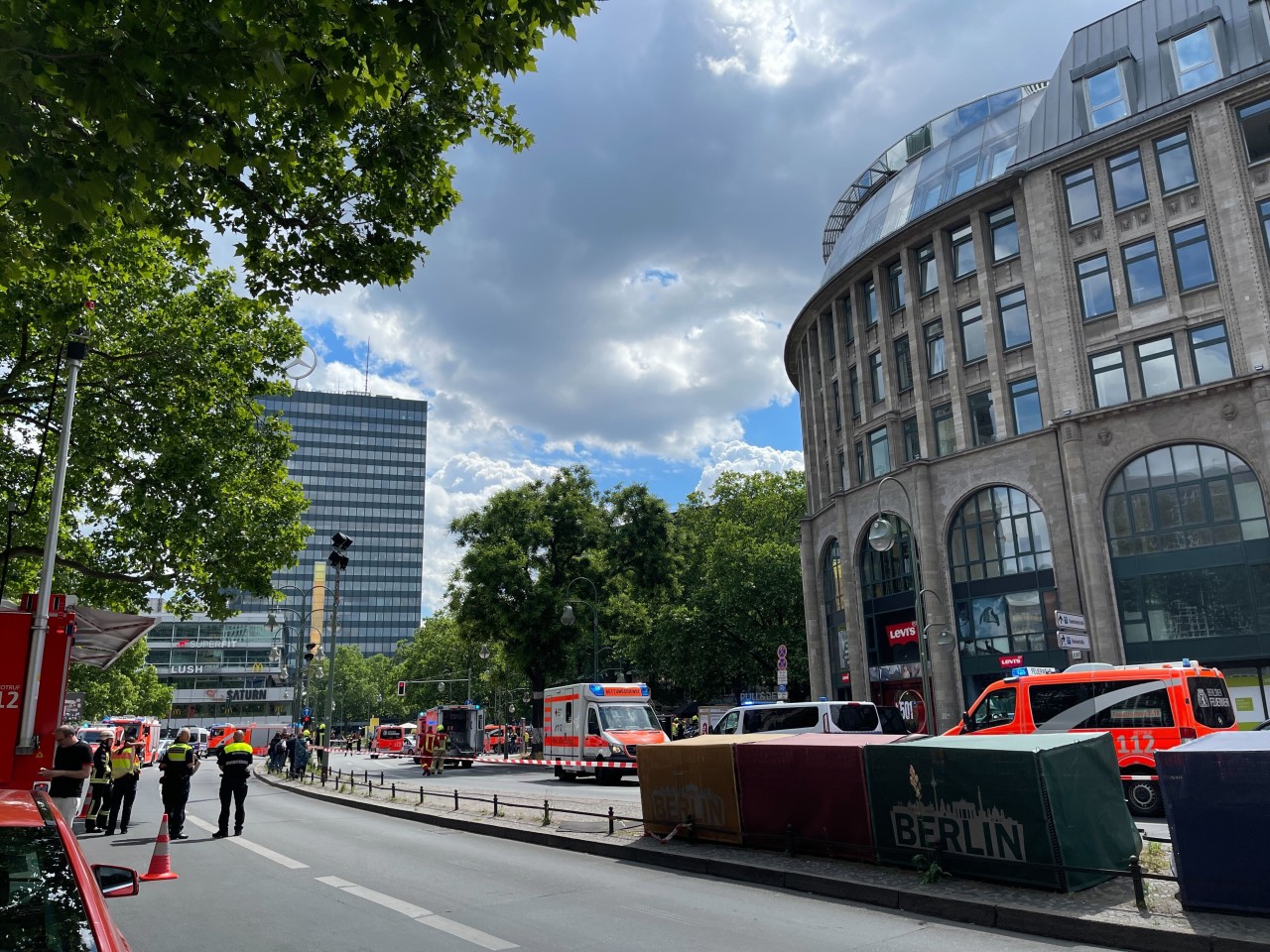 Ein Auto ist in Berlin in eine Menschenmenge gerast. 