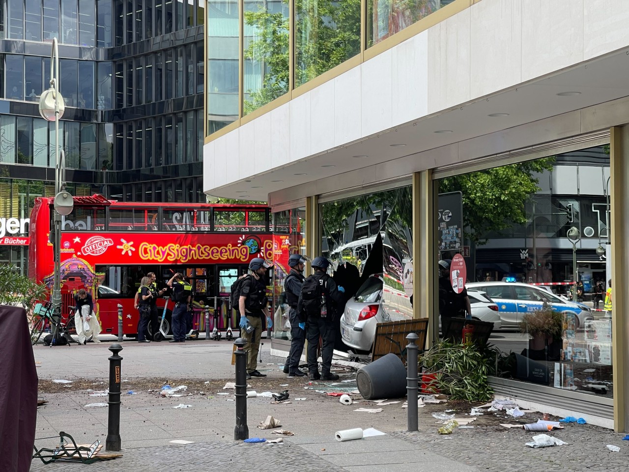 Dieses Auto ist am Mittwoch gegen 10:30 in die Douglas-Filiale am Breitscheidplatz gerast.