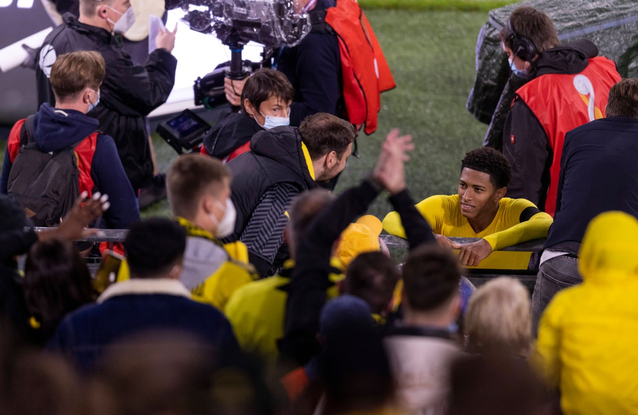 Nach der Trikotübergabe sprach Jude Bellingham mit dem BVB-Fan.