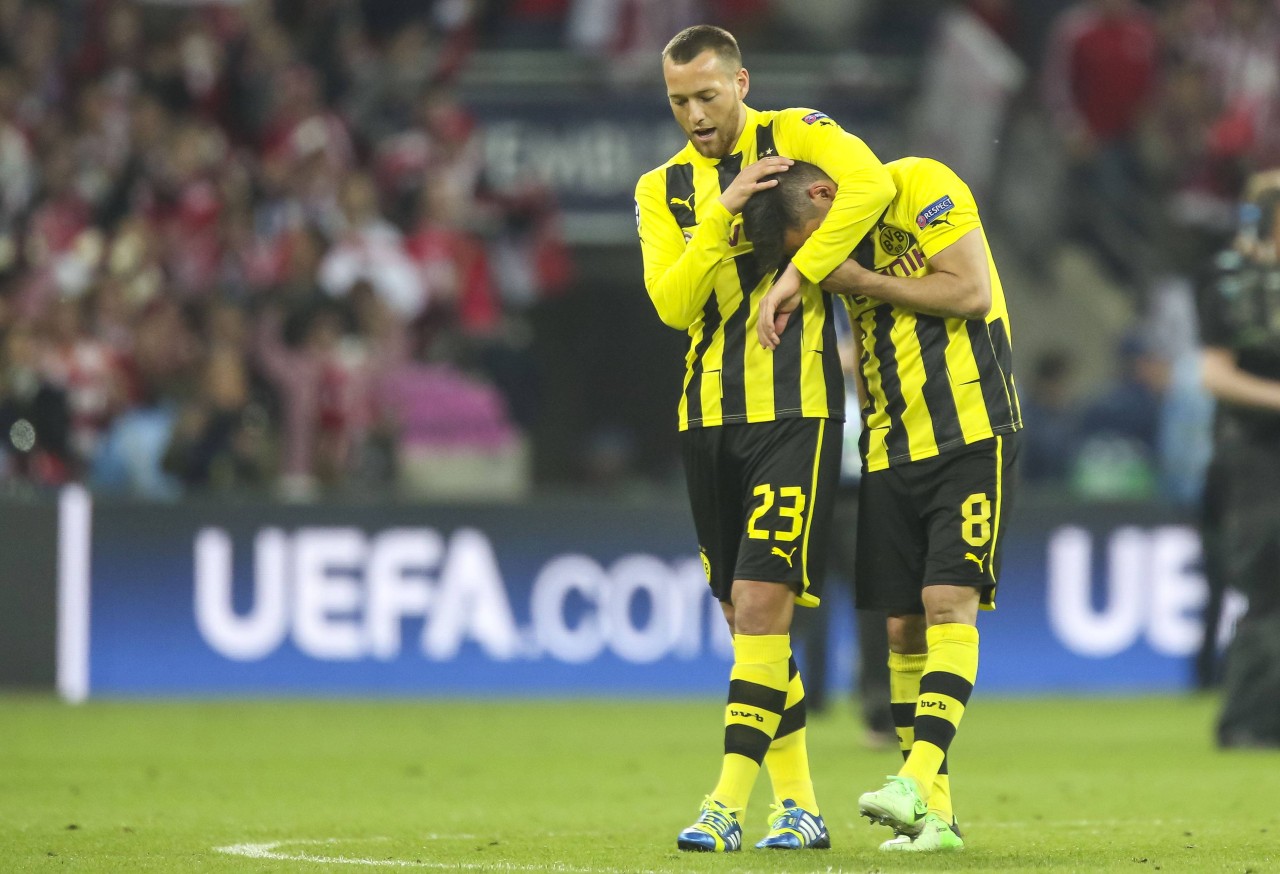 Ilkay Gündogan (r.) ist nach der Final-Niederlage 2013 gegen den FC Bayern untröstlich.