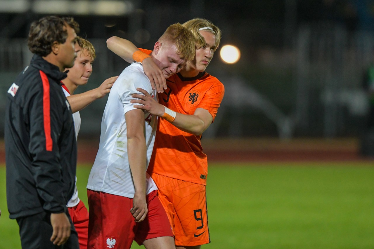 BVB-Talent Julian Rijkhoff tröstete nach dem Spiel den Unglücksraben.