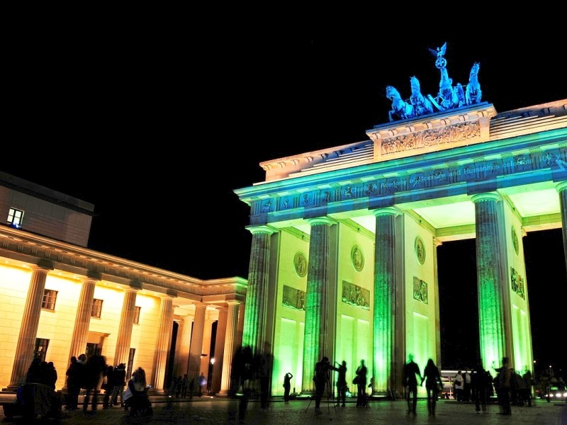 Zierde der Hauptstadt: Das Brandenburger Tor in Berlin wird von der geflügelten Siegesgöttin Viktoria gekrönt, die einen Pferdewagen in die Stadt hineinlenkt. Das Tor war bis zur Wiedervereinigung Deutschlands Symbol des Kalten Krieges und wurde nach 1990 zum Symbol der Wiedervereinigung Deutschlands und Europas.