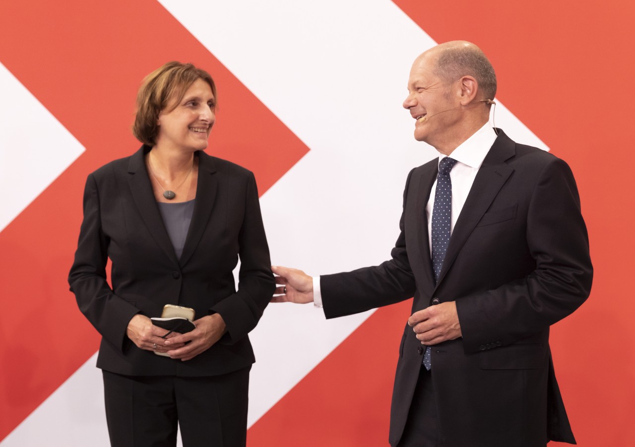 Am Wahltag an seiner Seite: Britta Ernst, die Ehefrau von Olaf Scholz. 