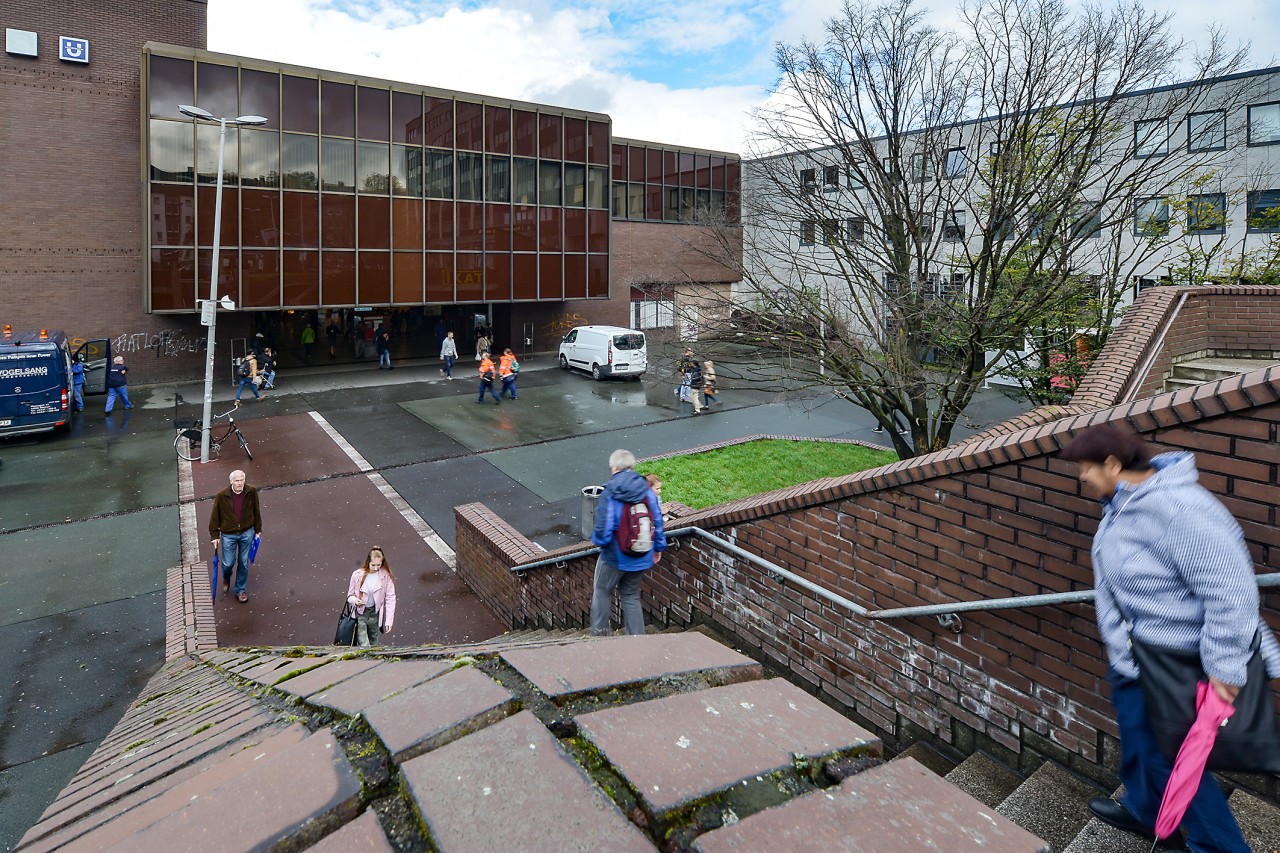 Auf dem Buddenbergplatz am Hinterausgang des Hauptbahnhofs in Bochum beleidigte eine Frau wahllos Passanten. Schließlich zog sie sich aus. (Archivbild)