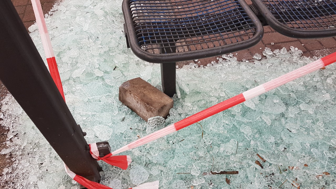 Immer wieder werden im Revier Bushaltestellen zerstört. Nun in Bochum an der Wohlfahrtstraße.