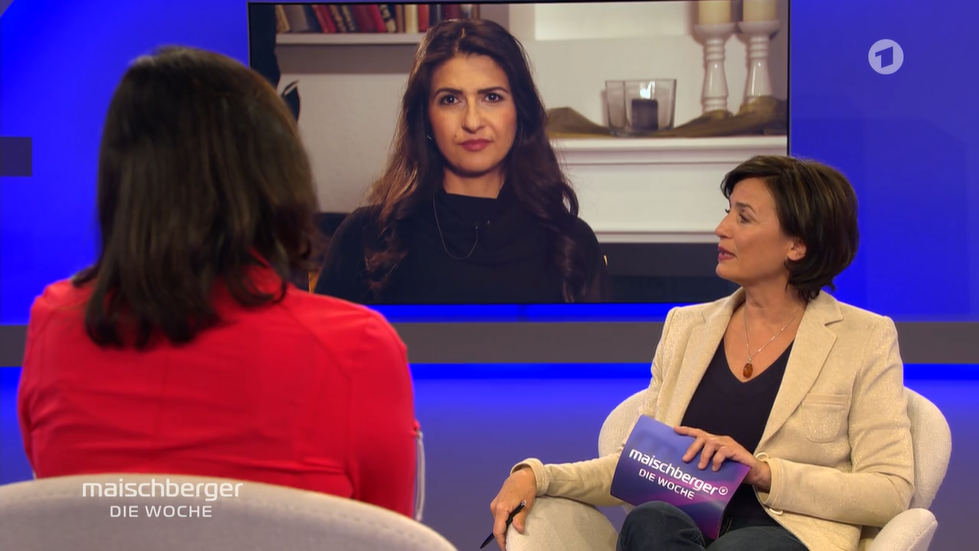 Sandra Maischberger (rechts) im Gespräch mit Serap Güler (Mitte) und Dorothee Bär (links, von hinten).