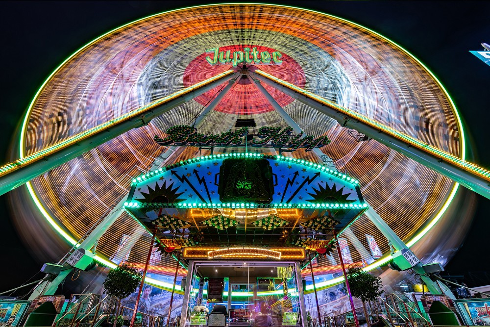 Cranger Kirmes: Das Jupiter-Riesenrad feiert seine Premiere auf dem Volksfest in Herne.