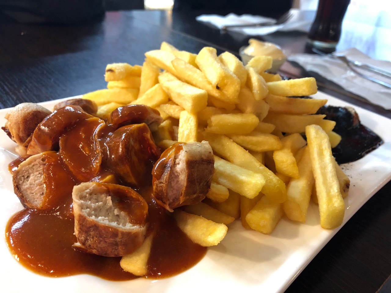 Currywurst gibt es bei „Die Currywurst“ selbstverständlich auch.