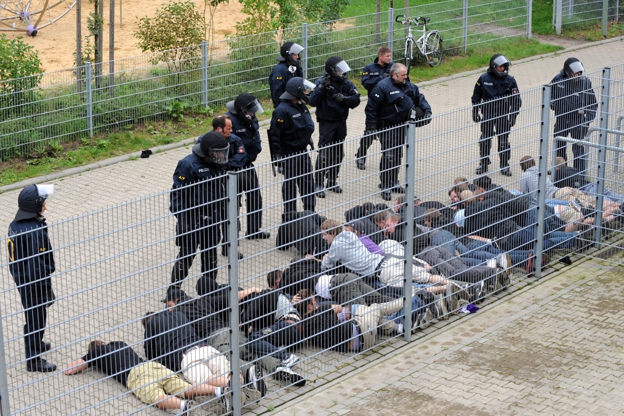 Die Polizei nahm 35 Personen fest. Foto: dapd