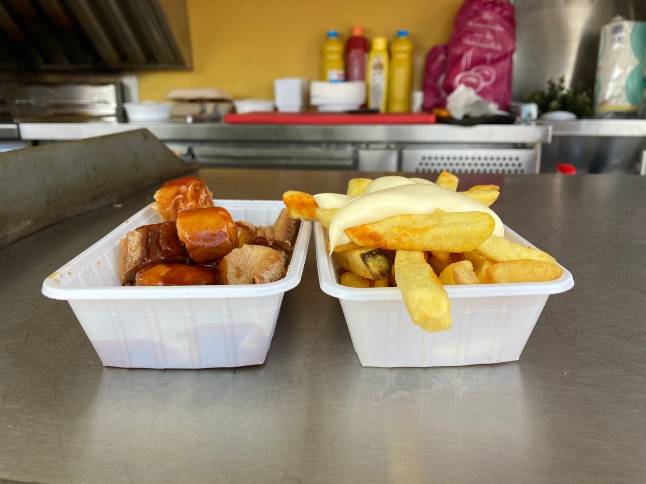 Gelsenkirchen: Eine Portion Currywust mit Pommes und Mayo. 