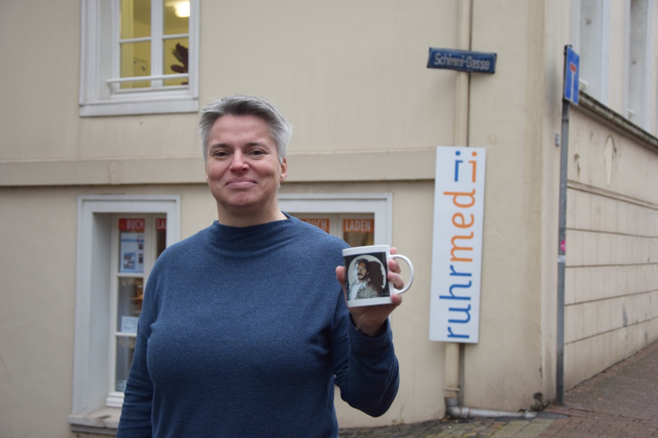 Jutta Nagels steht vor dem kleinsten Buchladen des Ruhrgebiets.