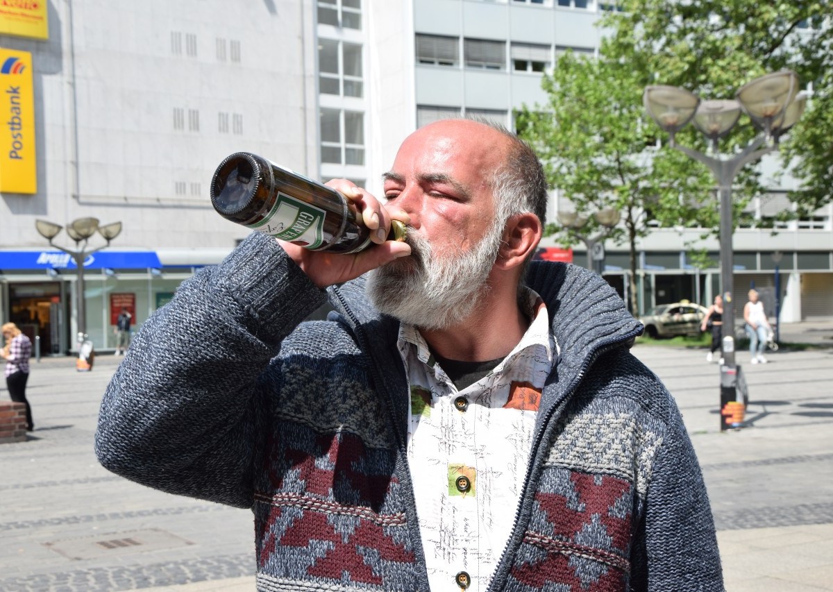 Alex will weiterhin in der Innenstadt am Kuhtor trinken., Auch die Polizei spricht mit den Obdachlosen in der Innenstadt. Links stehen Mücke und Alex., Mücke und Alex leben in einer Kommune aus Zelten. Tagsüber treffen sie sich in der Innenstadt.