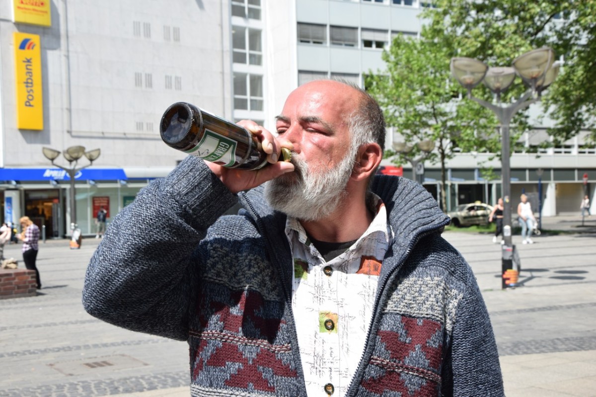 Alex will weiterhin in der Innenstadt am Kuhtor trinken., Auch die Polizei spricht mit den Obdachlosen in der Innenstadt. Links stehen Mücke und Alex., Mücke und Alex leben in einer Kommune aus Zelten. Tagsüber treffen sie sich in der Innenstadt.