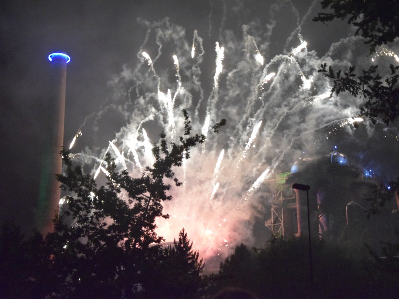 Tausend Feuer in der Nacht in Duisburg.