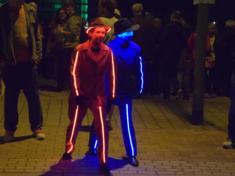 Lichtkünstler unterhielten die Gäste im Innenhafen in Duisburg.