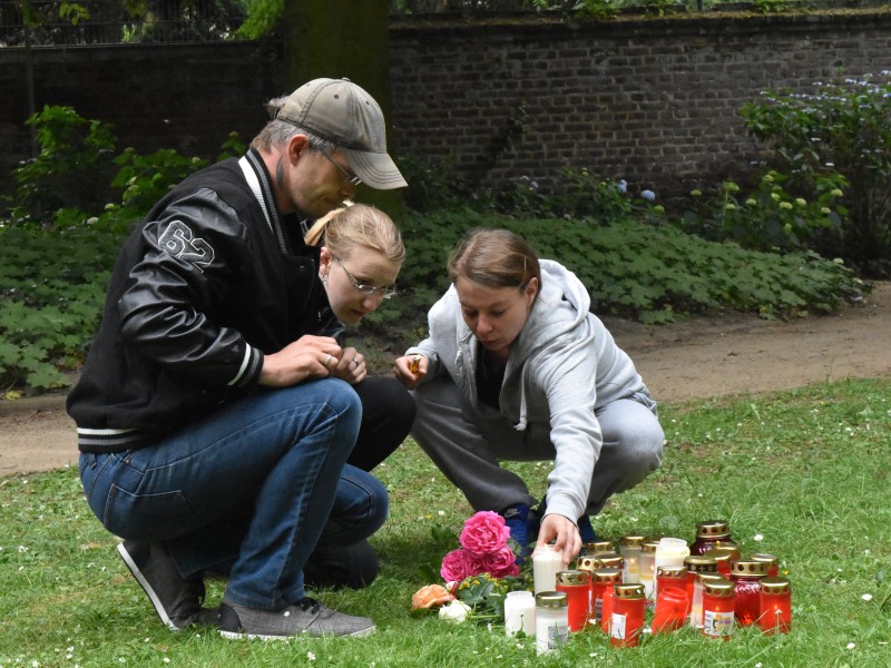 Erwin und Ramona W. sind aus dem Nachbarort Brüggen angereist, um zu trauern.