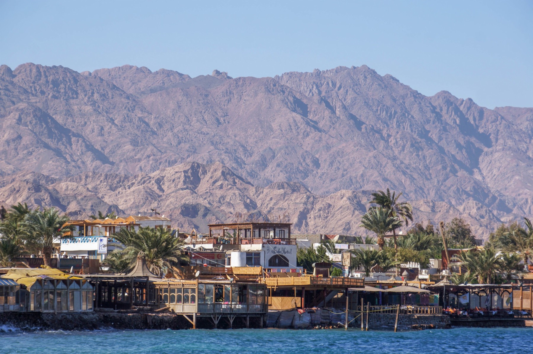 Reste der Hippiehochburg: Heute gibt es entlang der Küstenlinie von Dahab auch größere Hotelkomplexe.