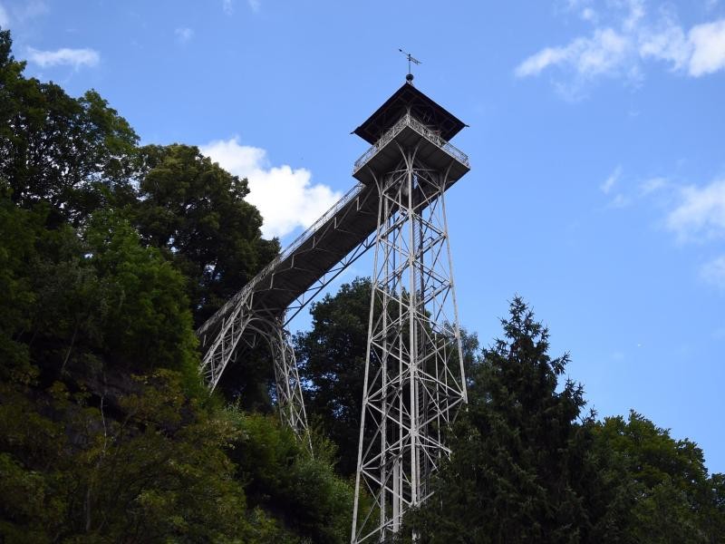 Der frei stehende Personenaufzug am Elbuferhang in Bad Schandau ist ein technisches Denkmal.