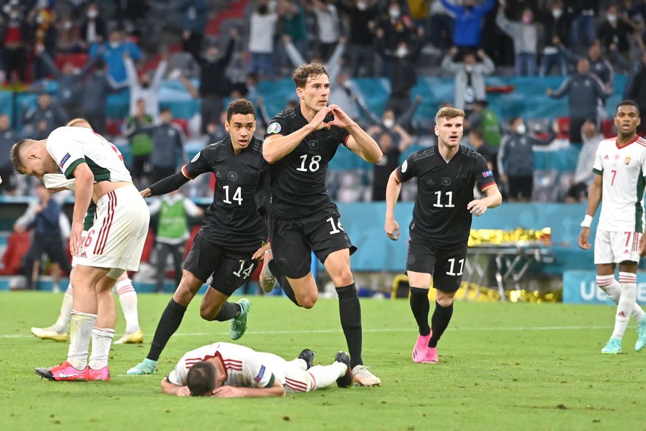 Beim letzten Aufeinandertreffen sorgte vor allem ein Jubel von Leon Goretzka für aufsehen. Der Mittelfeld-Mann setzte mit seiner Geste ein Zeichen für Toleranz. 