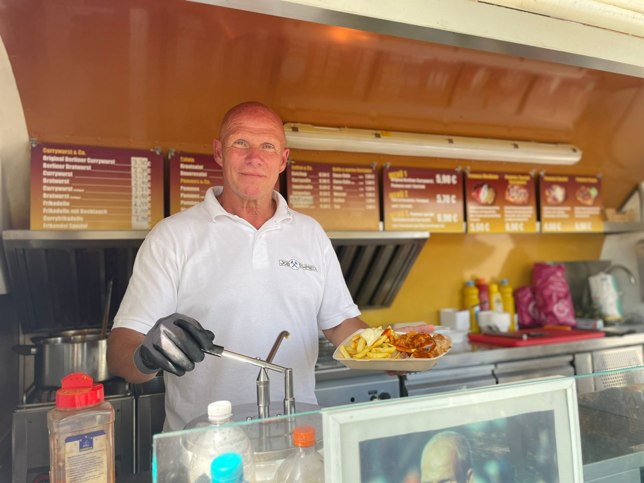 In Gelsenkirchen gibt es die Currywurst von Ex-S04-Star Didi Schacht. 