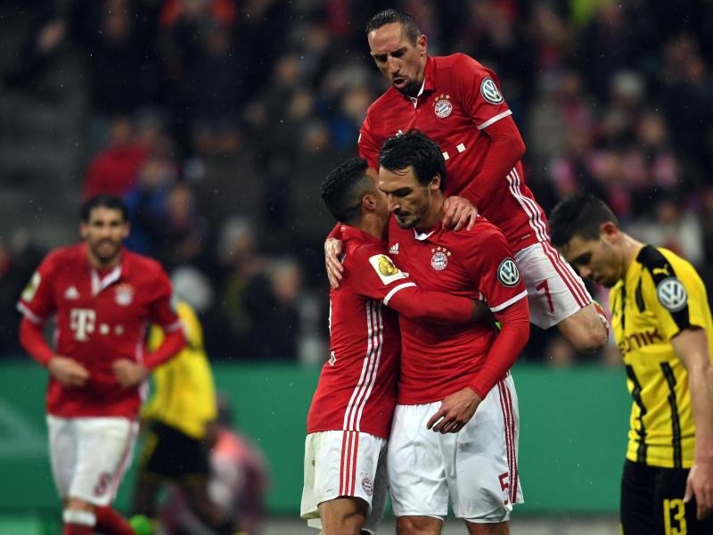 Die Manschaftskameraden feiern nach dem 2:1 Torschütze Mats Hummels, während der sich zurückhält.