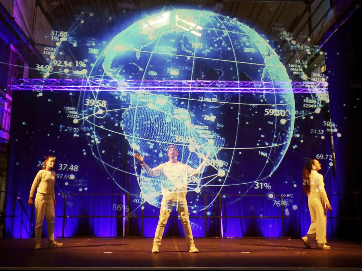 Die TÃ¤nzer des Electric Dance Theaters zeigen wÃ¤hrend der Extra Schicht ihre 3D-Holoperformance und Lasershow. Die ExtraSchicht prÃ¤sentiert die Metropole Ruhr zum 20. Mal an 43 Spielorten in 23 StÃ¤dten.