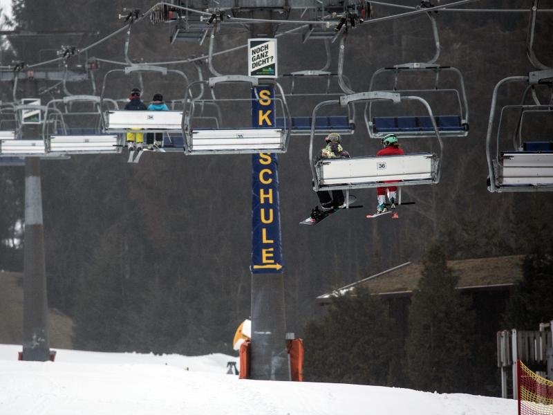 Die neue Coronaschutz-Verordnung in NRW erlaubt seit Dienstag wieder den Betrieb von Skiliften.
